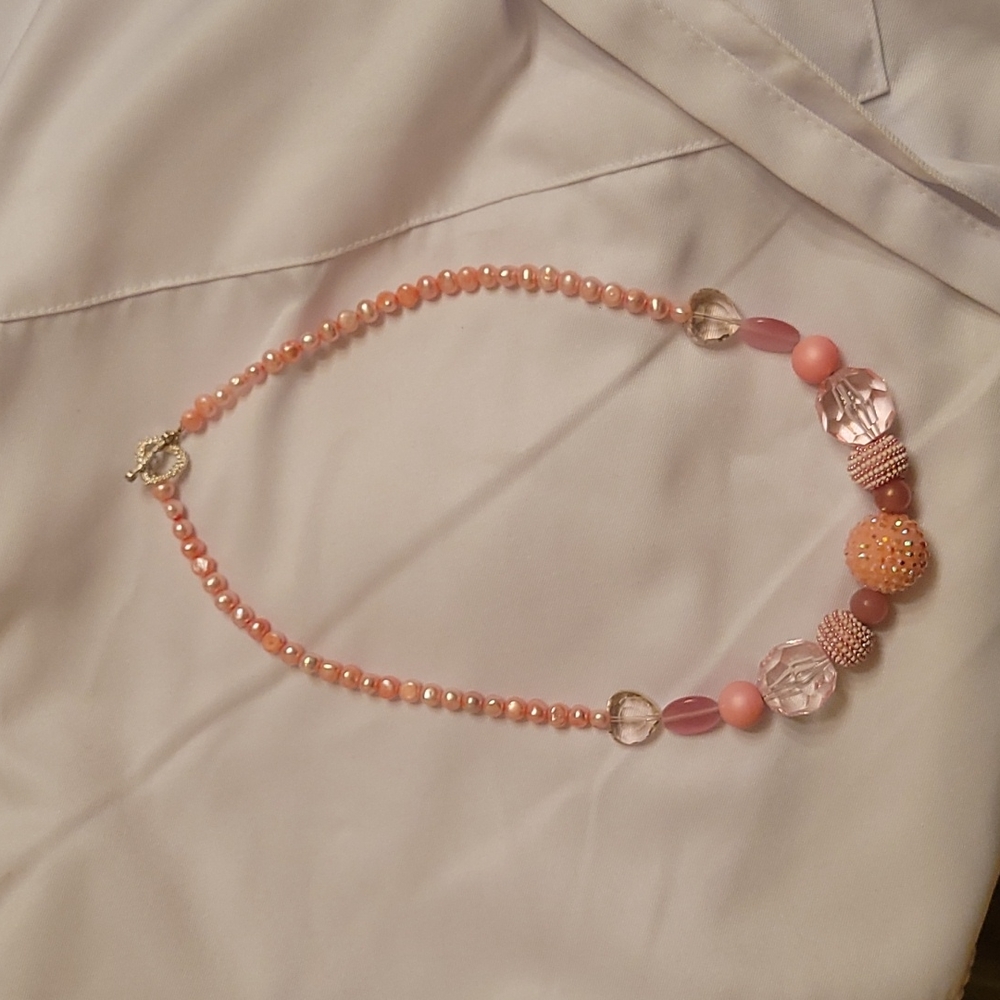 Handstrung pink pearl/ beads necklace